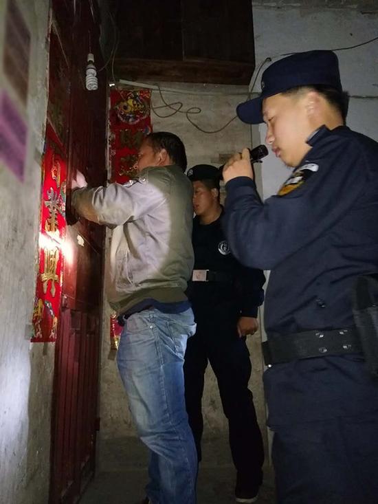 南川粗心妈妈误将幼女锁家中 民警全城寻开锁师傅开门